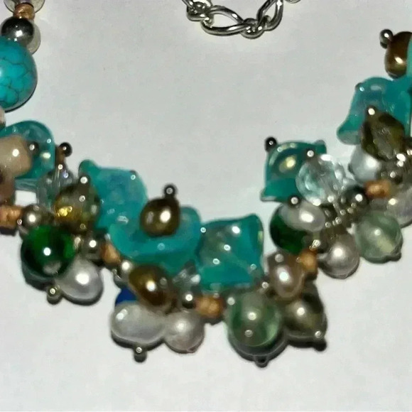 Necklace and earrings set beaded with turquoise colored matching French hooks - Picture 9 of 10